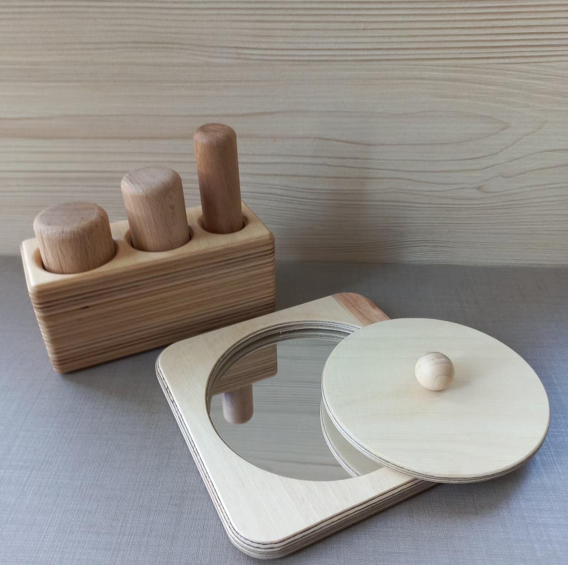 Montessori koka komplekts ar spoguļpuzli un plaukstas satvēriena cilindru bloku, darināts Latvijā