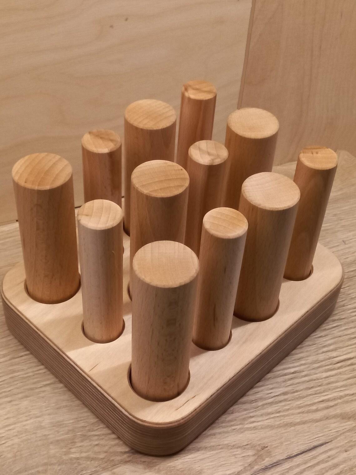 Montessori vertikālais cilindru bloks ar divpadsmit dižskābarža cilindriem bērza pamatnē, darināts Latvijā