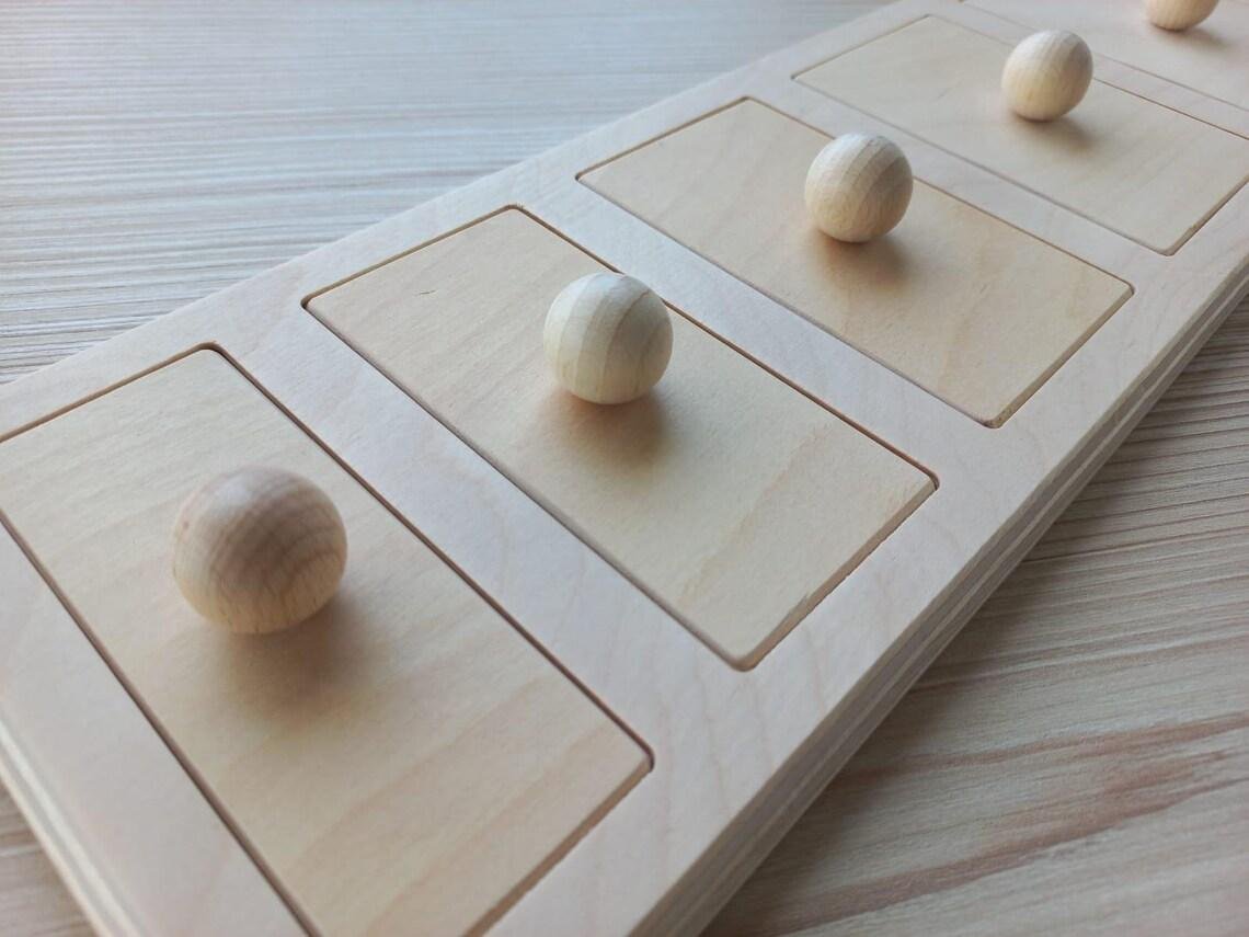 Montessori koka taisnstūru puzle ar pieciem dažāda platuma klucīšiem paliktnī, darināta Latvijā